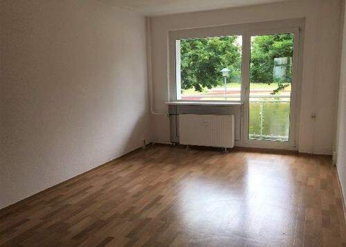 Bespielbild Wohnzimmer - Großes Wohnzimmer mit Balkon! - 279,00&nbsp;EUR Kaltmiete, ca.&nbsp; 50,20&nbsp;m&sup2;&nbsp;Wohnfl&auml;che