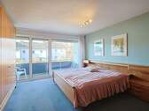 Geräumiges, helles Schlafzimmer mit Balkon im Obergeschoss - 