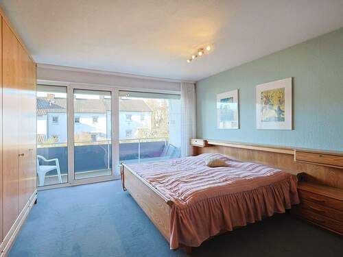Geräumiges, helles Schlafzimmer mit Balkon im Obergeschoss - 