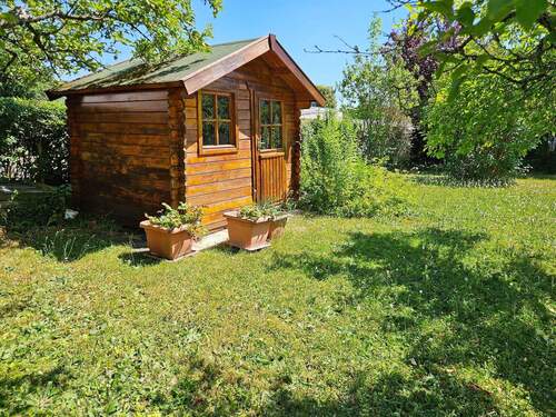 Praktisches Gartenhaus im Sommergrün - 