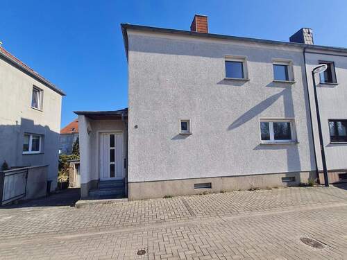 Straßenansicht - 4 Zimmer Doppelhaushälfte zum Kaufen in Bitterfeld-Wolfen