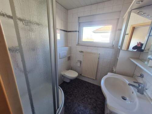 Bad mit Dusche - 