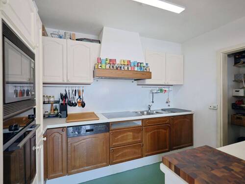 Einbauküche mit Speisekammer - Etagenwohnung mit 93,00 m&sup2; in Leonberg zur Miete