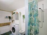 Badezimmer mit Dusche und Wanne - 