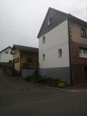 Seitenansicht mit Nebengebäude - 6 Zimmer Einfamilienhaus in Limbach