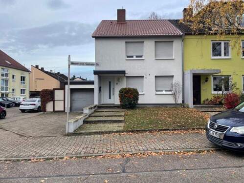 Frontansicht - Reiheneckhaus mit großem Garten in Top-Lage von Linkenheim - S-Bahn-Nähe & 435 m² Grundstück