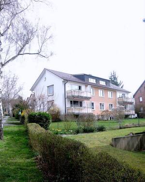 Hausansicht mit Balkonen - Ehepaar 50+ gesucht, Gepflegte seniorengerechte Erdgeschosswohnung mit Balkon im alten Wieterviertel