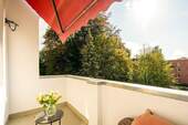 Balkon mit großer Markise, Außensteckdose und Beleuchtung - 