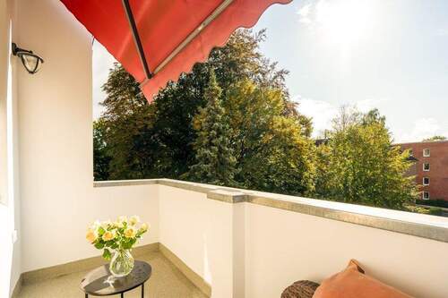 Balkon mit großer Markise, Außensteckdose und Beleuchtung - 