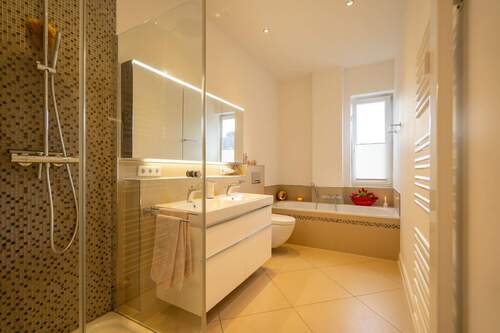 Neuwertiges Vollbad (Badewanne und Dusche) mit Doppelwaschtisch - 