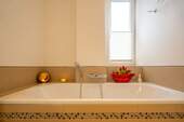 Großzügige Badewanne mit Unterputzarmatur - 