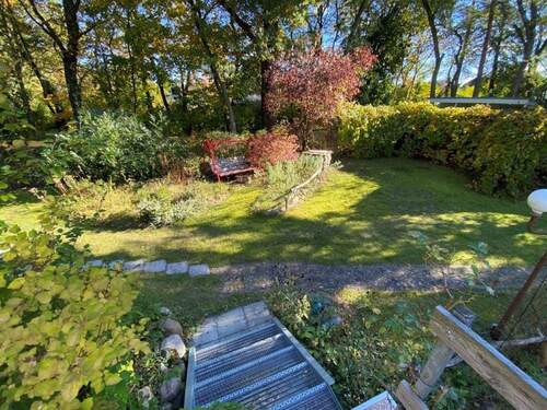 Blick von Terrasse in Garten - 