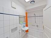 Tageslichtbad mit Badewanne und Oberlicht - 