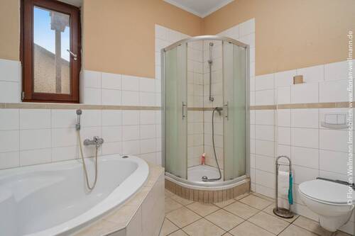 Badezimmer - Mehrfamilienhaus, Wohnhaus mit 344,40 m&sup2; in Selsingen zum Kaufen