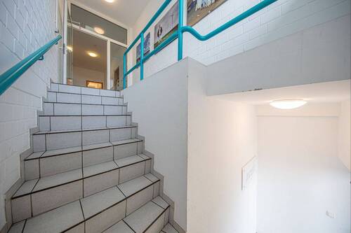Treppenhaus und Büroeingang - 