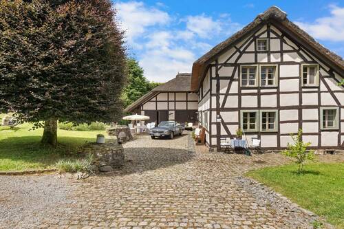 Titelbild - Historisches Bauernhaus mit Reetdach und kleinem Pferdestall in Monschau-Widdau