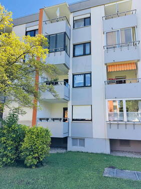 Rückseite Gebäude mit Balkon - 3 Zimmer Etagenwohnung zum Kaufen in Augsburg