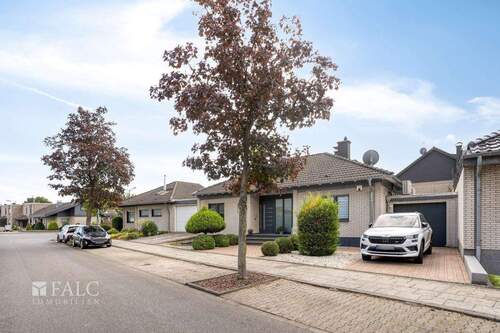 Straßenansicht - 5 Zimmer Bungalow zum Kaufen in Pulheim