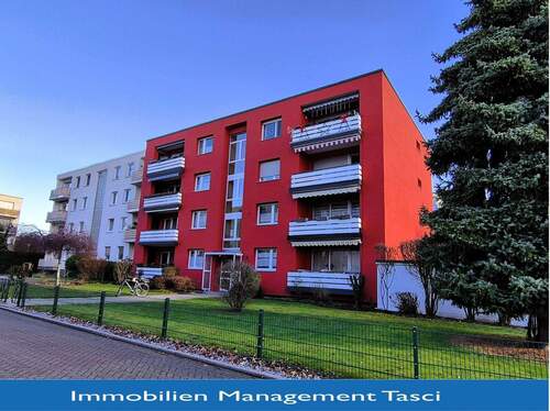 Frontansicht mit Logo - Gemütliche Wohnung mit Garage und Balkon