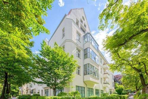 Hausansicht - Dachwohnung mit Spitzbogengalerie und Garagenstellplatz - VERMIETET