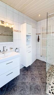 modernisiertes Duschbad im Obergeschoss - 
