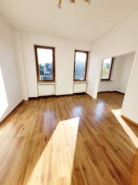 Zimmer - 5 Zimmer Mehrfamilienhaus, Wohnhaus zum Kaufen in Mülheim-Kärlich