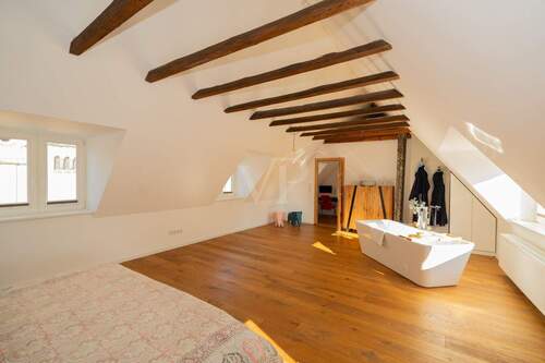 Großzügiges Schlafzimmer - 