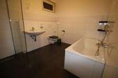 Bad mit Badewanne und Dusche - 