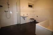 Bad mit Badewanne und Dusche - 