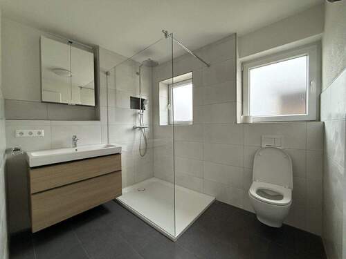 Badezimmer - Frisch renovierte EG-Wohnung mit Garten und viel Fläche zum mieten