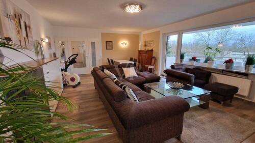 Wohnzimmer - 3-Zimmerwohnung mit Sonniger Loggia und moderner Ausstattung, kernsaniert 2020