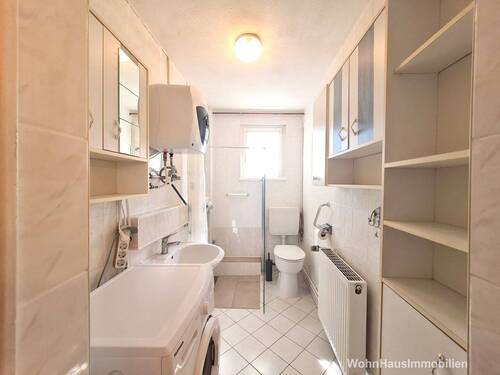 Bad mit ebenerdiger Dusche und Waschmaschinenanschluß - 