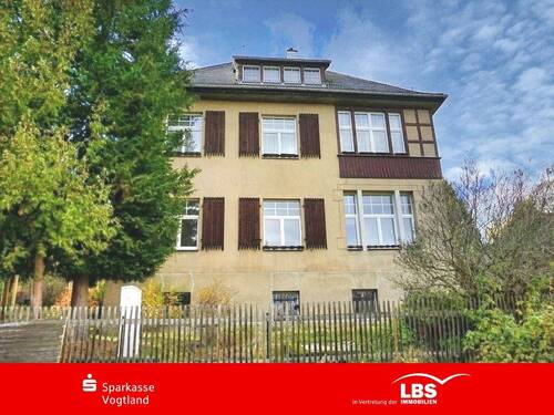 Straßenansicht - 8 Zimmer Mehrfamilienhaus, Wohnhaus zum Kaufen in Adorf