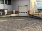 Bild 1 - Moderne Industriehalle mit Portalkran, LKW-Rampe und optimaler Anbindung