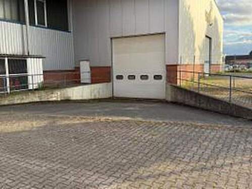 Bild 1 - Moderne Industriehalle mit Portalkran, LKW-Rampe und optimaler Anbindung