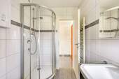 Bad mit Dusche - 