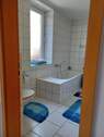 Bad mit Wanne und Dusche - 