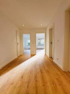 Flurbereich Eingangsbereich - Moderne 3-Zimmer-Wohnung mit großer Terrasse im Hochparterre