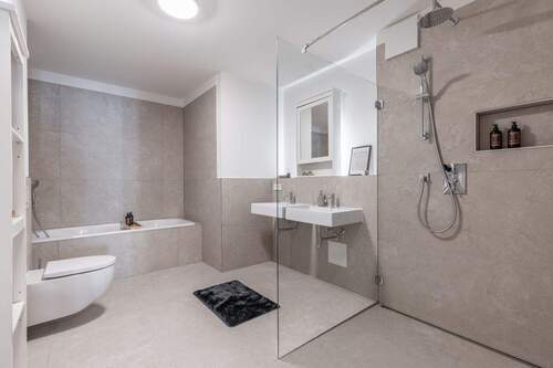 Badezimmer, Abb. ähnlich - 1 Zimmer Etagenwohnung in München