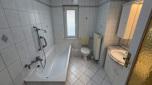 Tageslichtbad mit Badewanne und WaMa-Anschluss - Etagenwohnung mit 47,00 m&sup2; in Leipzig zur Miete