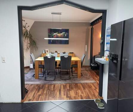 Essbereich und Zugang zum Balkon - 