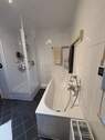 Bad mit Badewanne und Dusche - 