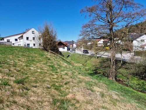 Hausansicht - Mehrfamilienhaus, Wohnhaus in Buch am Erlbach
