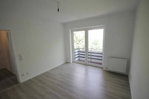 Schlafzimmer mit Zugang zum kleinen Balkon - 