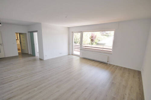 Wohn-/Esszimmer mit Zugang zum großem Balkon - 