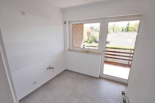 Küche mit Zugang zum großen Balkon - 