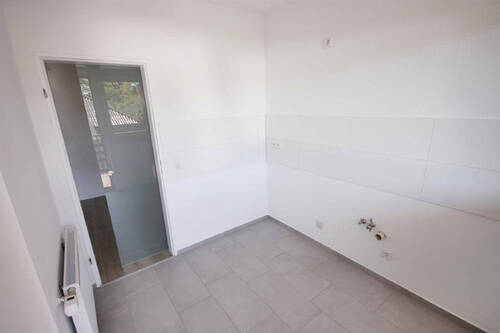 Küche mit Zugang zum großen Balkon - 