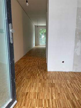 Eingang mit Sicht aufs Parkett - Moderne teilmöblierte 1-Zimmer Neubauwohnung in Hamburg-Fuhlsbüttel mit idealer Anbindung (Whg. 3.)