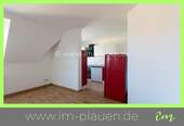 Wohnzimmer mit offener Küche - Plauen-Neundorf: 2-Zimmer-Dachgeschosswohnung mit EBK & Stellplatz
