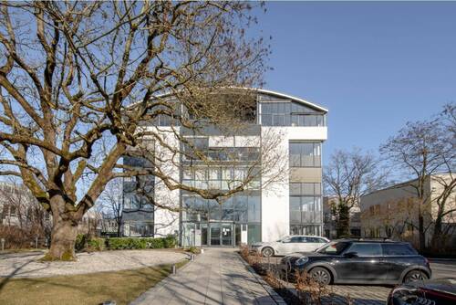 Außenansicht mit Parkplätzen - Büro mit 51,00 m&sup2; in München zur Miete